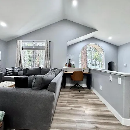 Remodeled Convenient Tahoe Retreat